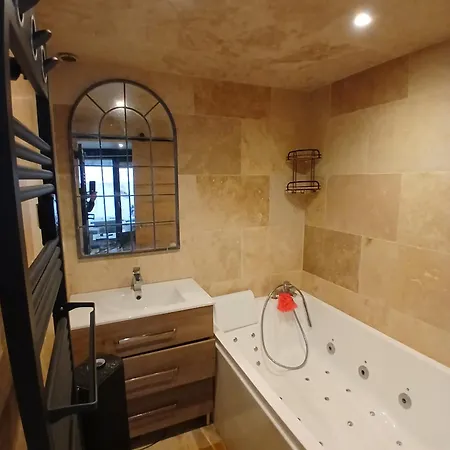 Pied-a-terre A 150m De La 아파트 모기오